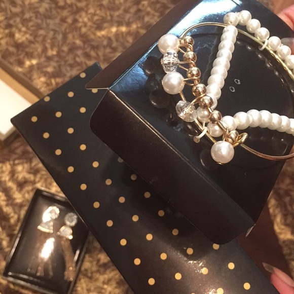 Free 5-piece NWT faux pearl jewelry set - Picture 5 of 8